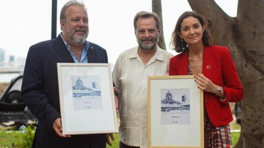 El Ministro de Turismo de Cuba, Manuel Marrero, y la Ministra de Turismo de España, Reyes Maroto, reciben de Juan Cierco (Director de Comunicación, Relaciones Institucionales y Desarrollo de Personas de Iberia), fotografías del primer vuelo de Iberia a Cuba.