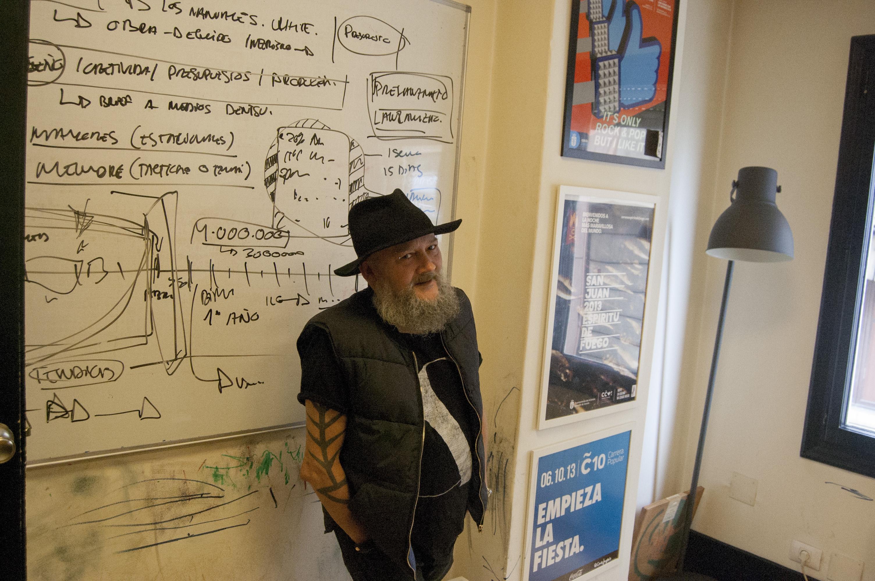 Moli con una pizarra de ideas y campañas colgadas en la actual sede de Tony Le Brand