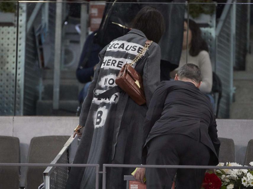 Victoria Federica con chaqueta de Ecoalf y bolso vintage de piel marrón.