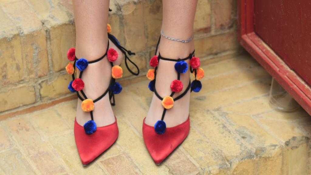 Detalle de los zapatos Manolo Blahnik que Victoria Federica lució en Sevilla.