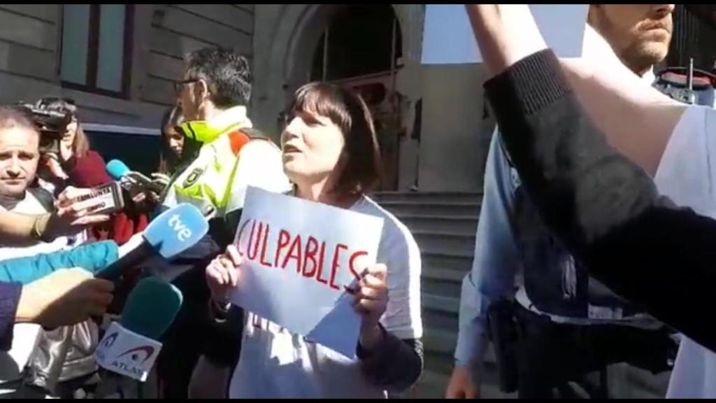 Montse, a la entrada de los juzgados, pide justicia.