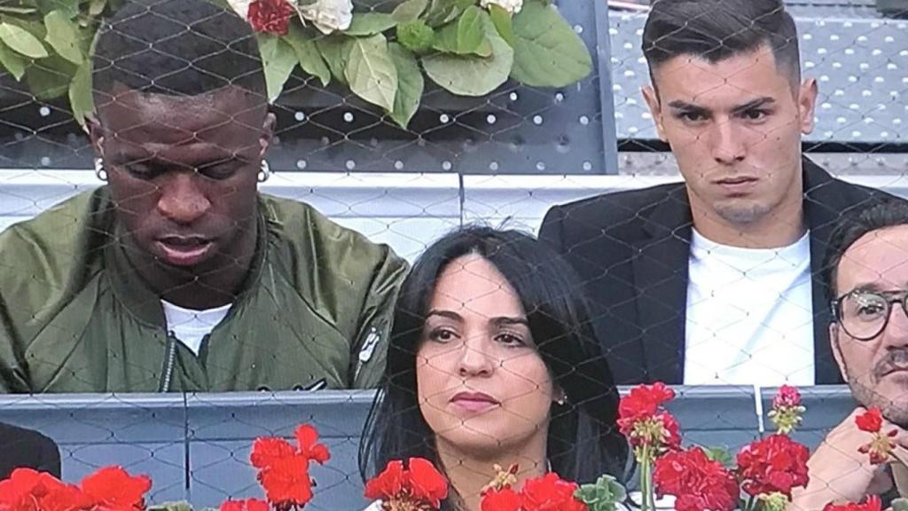 Vinicius y Brahim viendo a Nadal