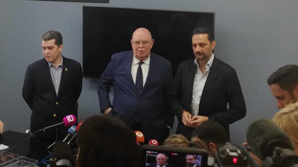 El embajador de Guaidó en España, Antonio Ecarri (centro), acompañado de su equipo.