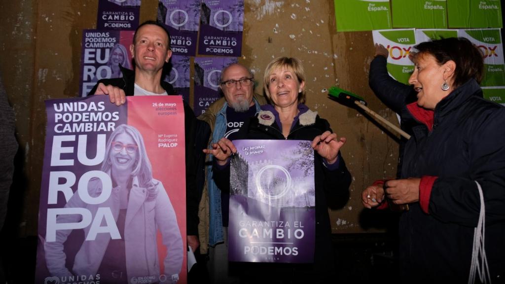 Baeza, durante la pegada de carteles en Ávila.