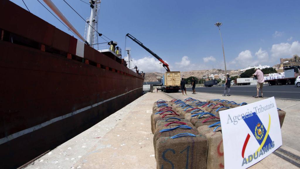 Fardos de droga decomisados por Vigilancia Aduanera.