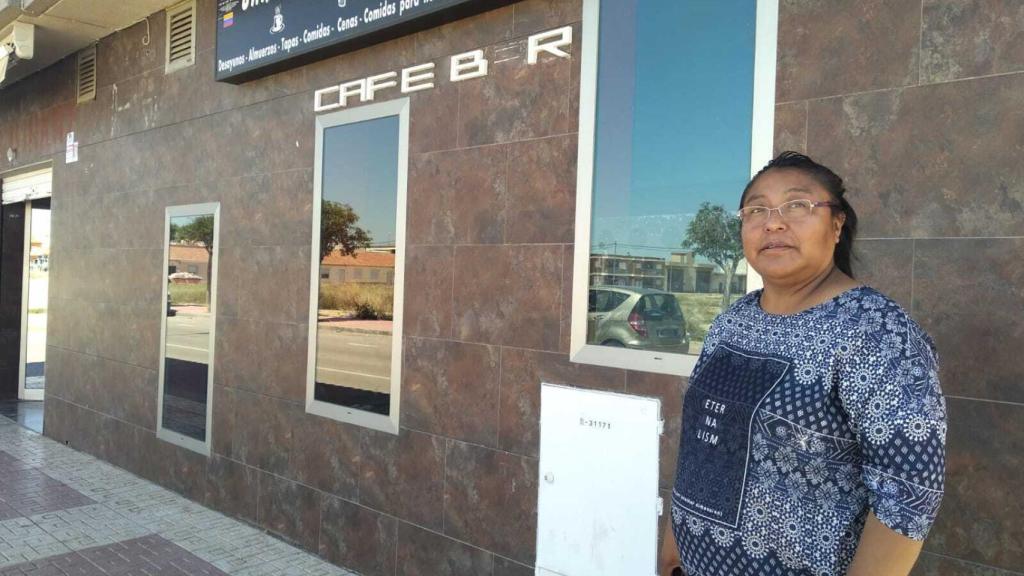 Carmen Lozano, en el Bar Latino Alexandra en el que el presunto homicida estuvo bebiendo.