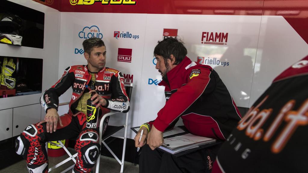 Bautista habla con su técnico, durante el test privado en Imola, hace dos semanas.