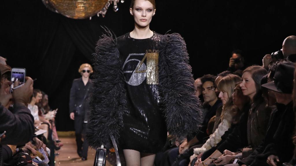Modelo desfilando en la Semana de la Moda de Nueva York 2018.