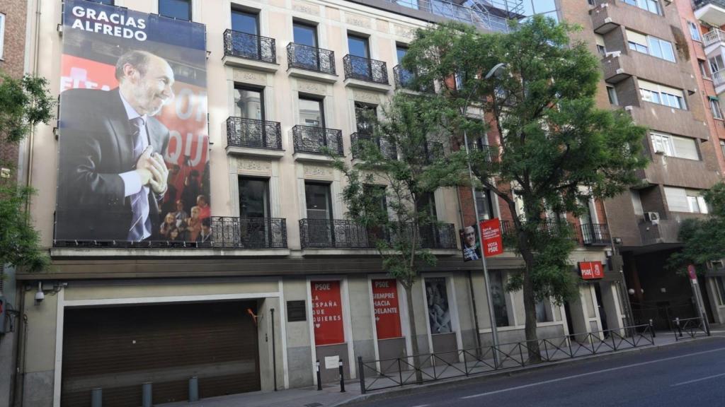 La imagen colgada en la fachada de Ferraz