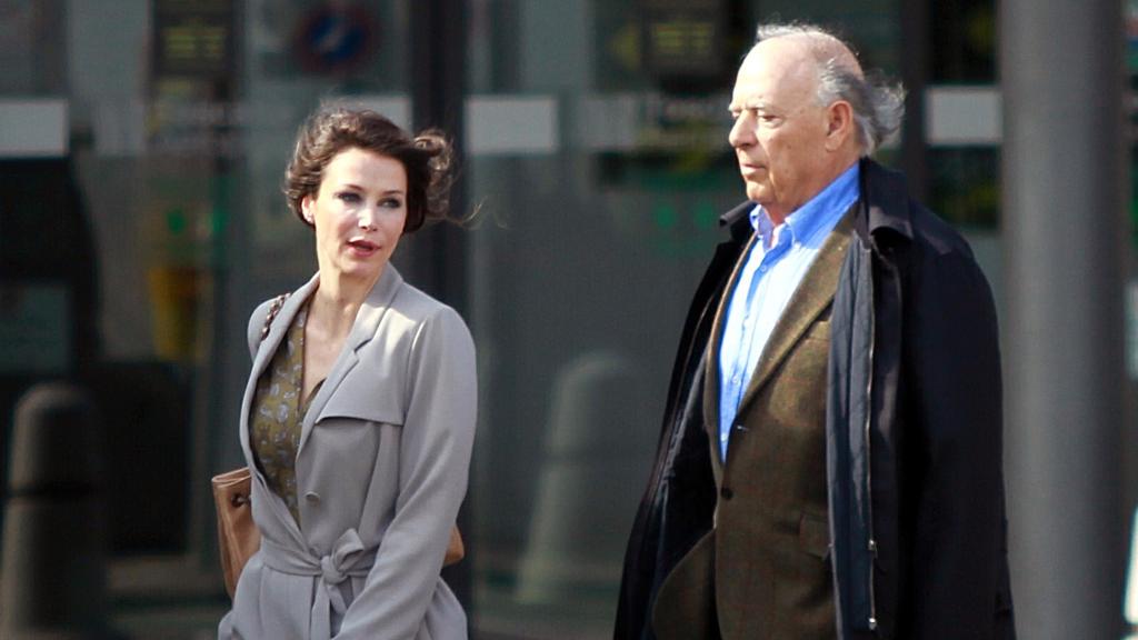 Carlos Falcó y Esther Doña paseando por las calles de Madrid.