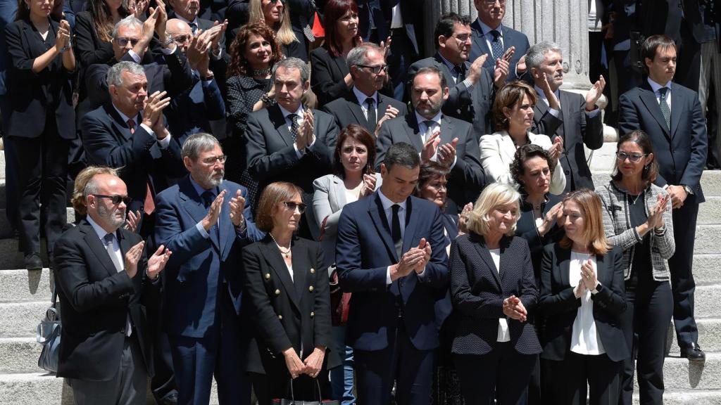 Pedro Sánchez y Ana Pastor arropan a la viuda de Rubalcaba, a las puertas del Congreso de los Diputados.