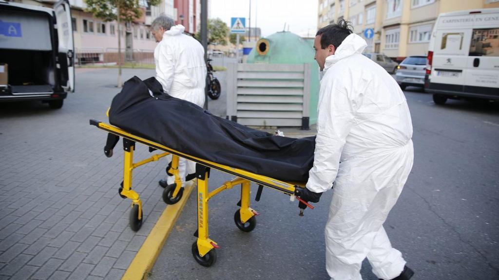 Traslado de un cadáver momificado por los servicios funerarios.