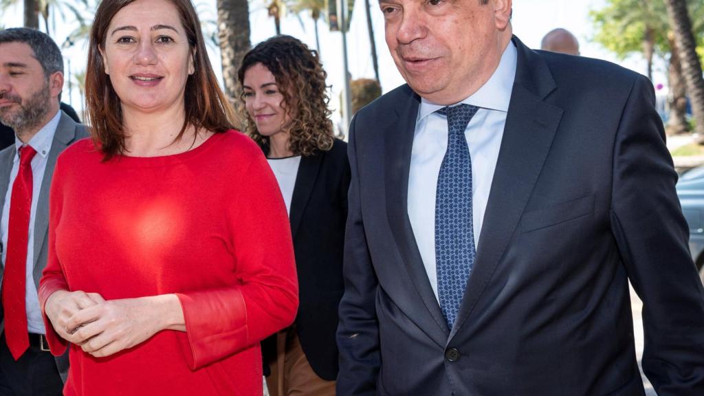 Francina Armengol, junto al ministro de Agricultura en funciones, Luis Planas.