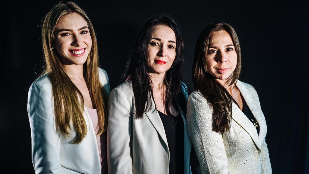 Fabiana Rosales, Cruz Sánchez de Lara y Romy Moreno posan tras la charla para EL ESPAÑOL.