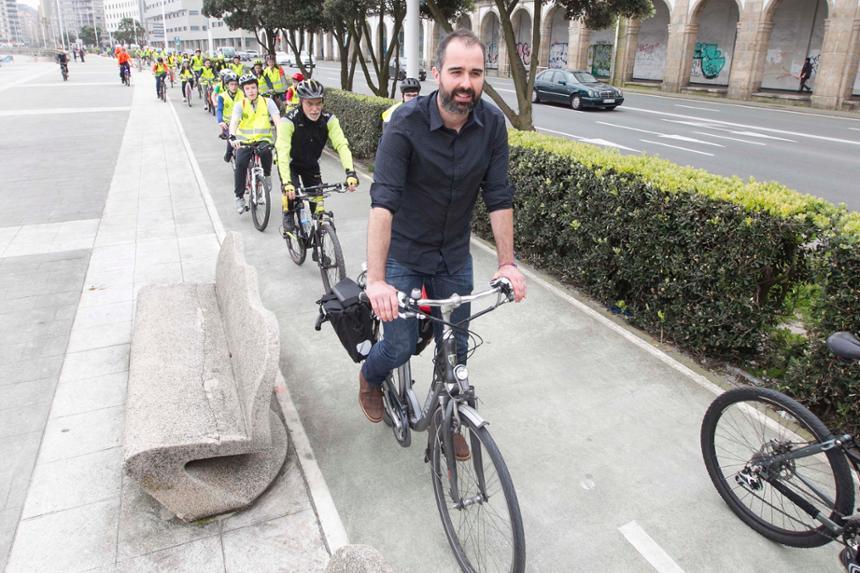 El concejal de Mobilidade, Daniel Díaz Grandío, durante un acto por el paseo. (Fuente: Concello da Coruña)