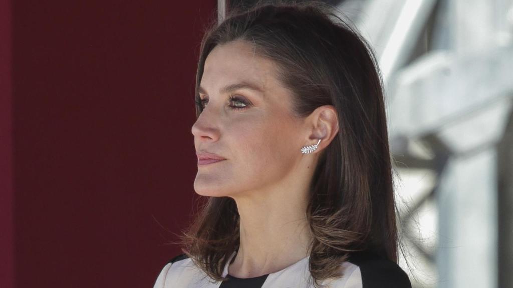 Detalle de los pendientes de Chanel y del peinado que ha lucido la Reina en el Palacio Real.