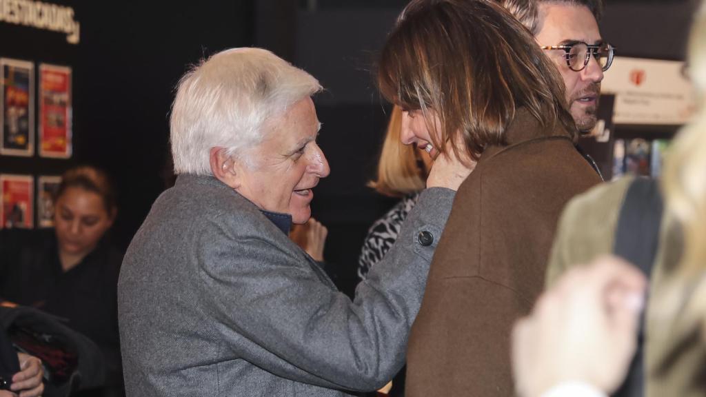 Vasile saludando cariñosamente a Sandra Barneda.