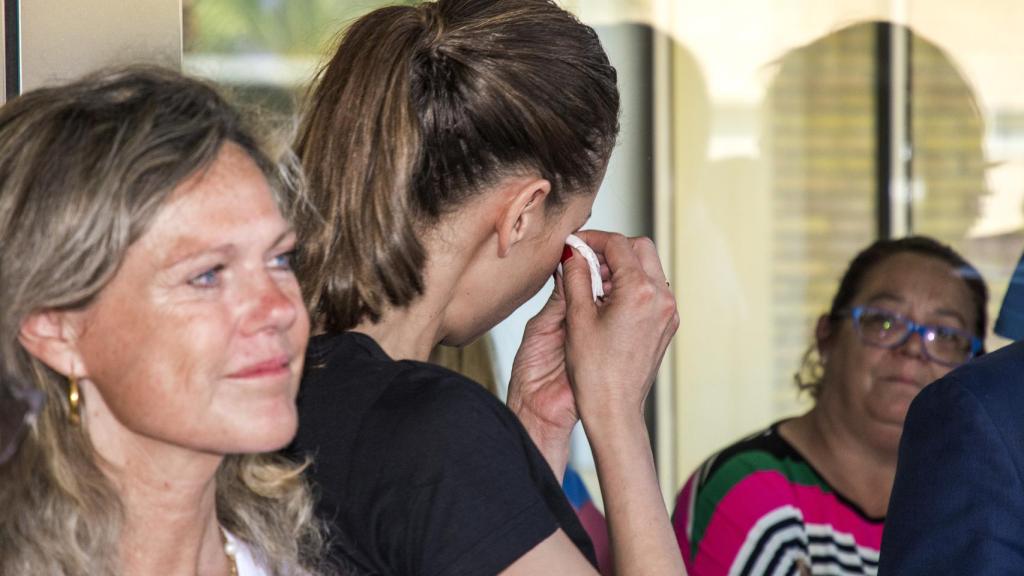 La presentadora secándose las lágrimas tras su discurso.