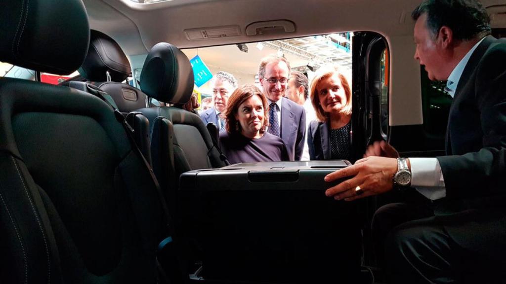 Emilio Titos, durante una visita de Soraya a la fábrica de Vitoria.