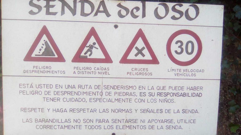 Uno de los carteles que alertan de los peligros que se pueden correr en la Senda del Oso.