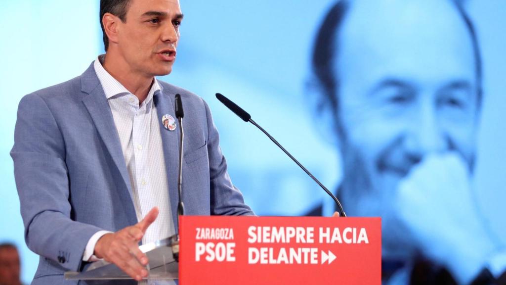Pedro Sánchez, este lunes en Zaragoza en un momento del mitin en el que recordó a Rubalcaba.