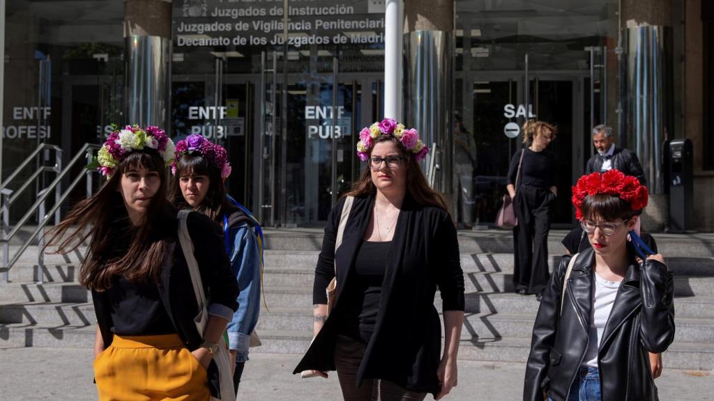 Femen, a las puertas de los juzgados en la mañana de este lunes.
