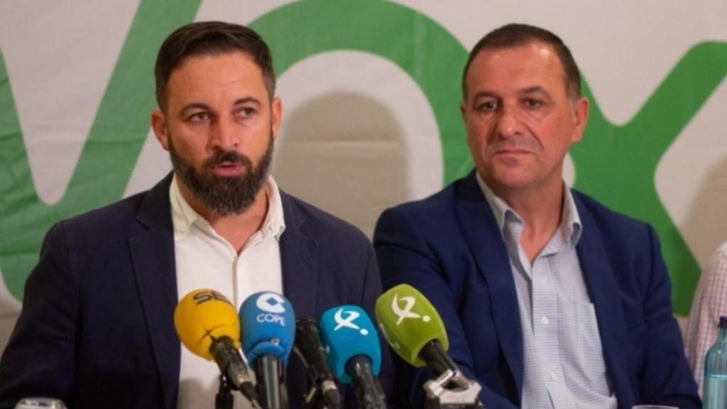 Juan Antonio Morales junto a Santiago Abascal, líder de Vox.
