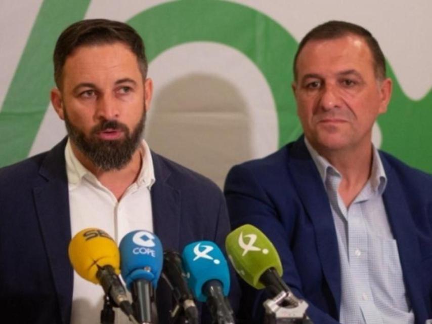 Juan Antonio Morales junto a Santiago Abascal, líder de Vox.