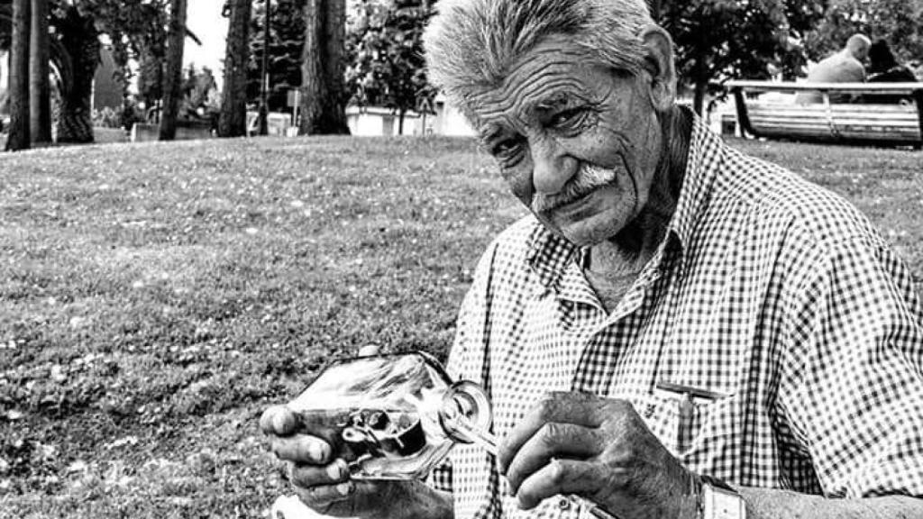 Oleiros asumirá el entierro de Enrique Garrote, el vecino que hacía barcos dentro de botellas