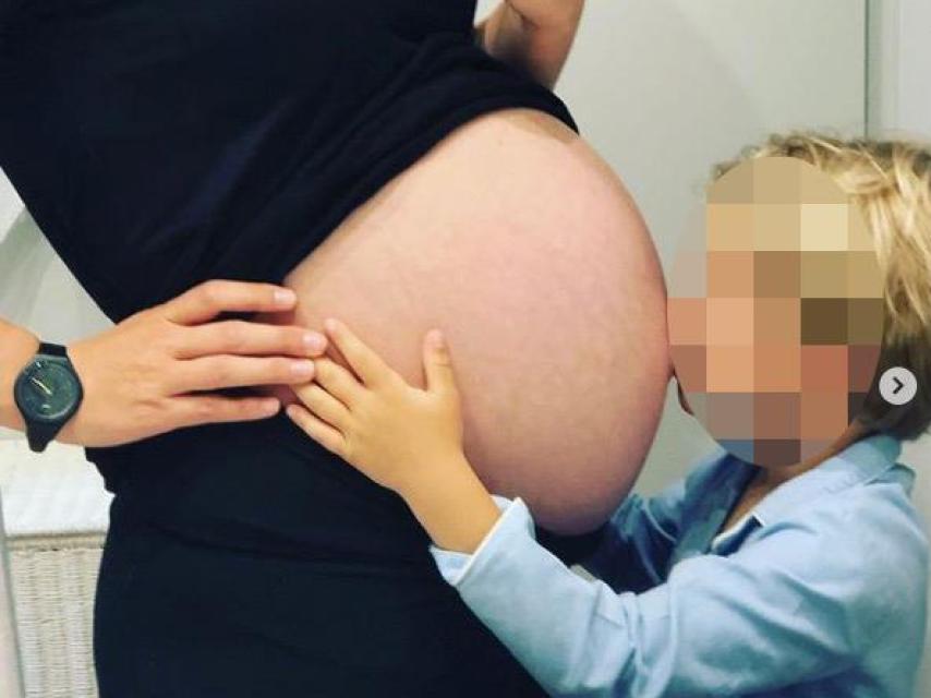 Carla Goyanes en una publicación con su hijo, que le da un beso a su barriga.