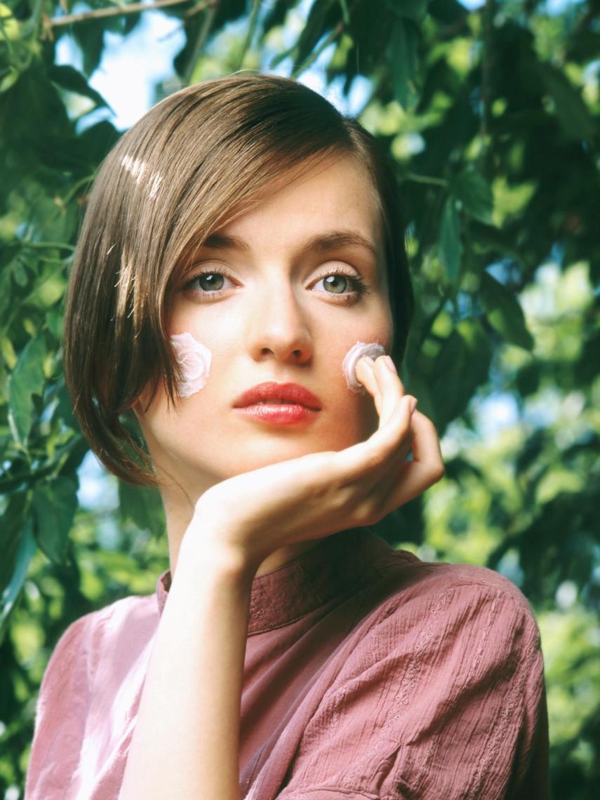 Proteger la piel con cremas solares durante todo el año es una regla esencial para un cuidado ideal.