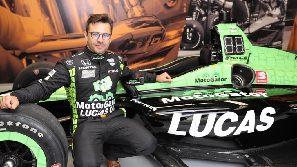 Oriol Serviá, junto a su nuevo coche para las 500 Millas de Indianápolis 2019