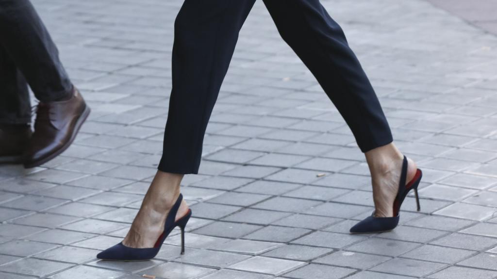 Detalle de los salones de ante destalonados de Carolina Herrera.