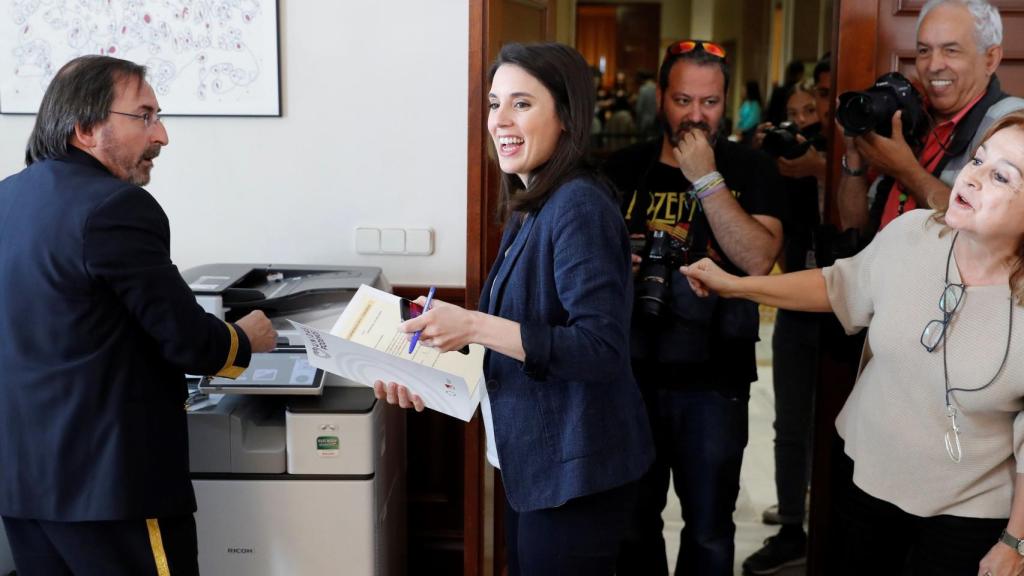 La diputada de Unidas Podemos Irene Montero, durante la recogida de su acta de diputada.