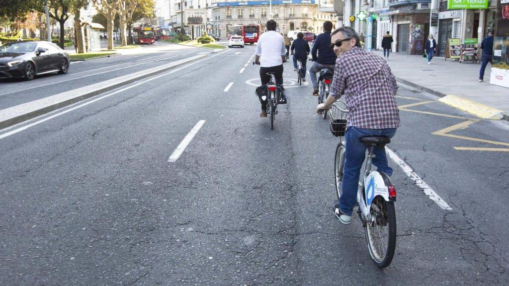 Xulio Ferreiro, de paseo por el carril bici