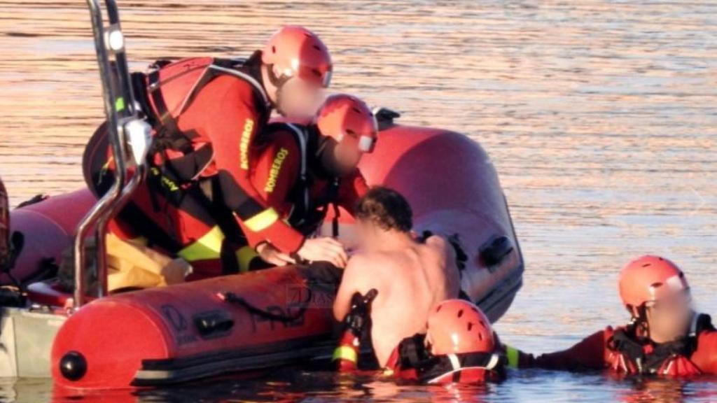 Momento en el que los bomberos rescatan al hombre que cayó al Guadiana
