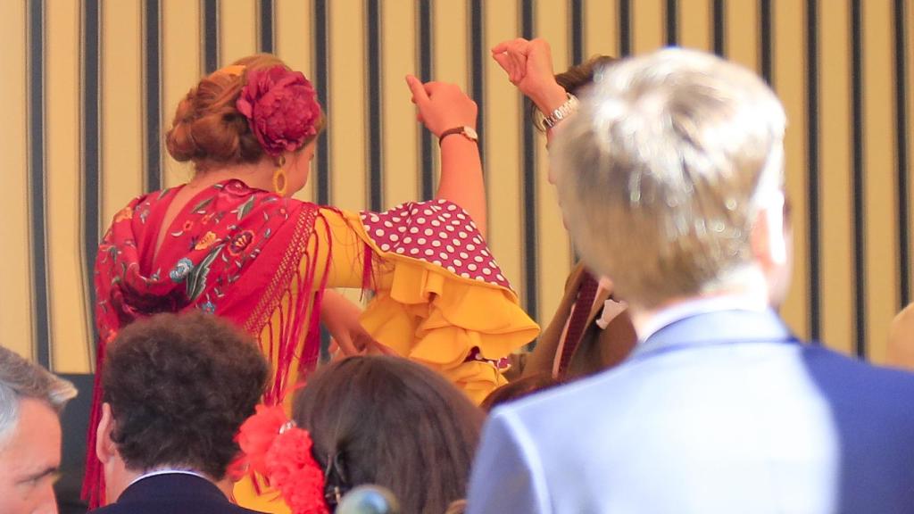 Amelia bailando sevillanas en el interior de la caseta.