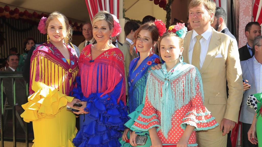 Los reyes Guillermo y Máxima de Hoalnda con sus tres hija Amelia, Alejandra y Ariadna.