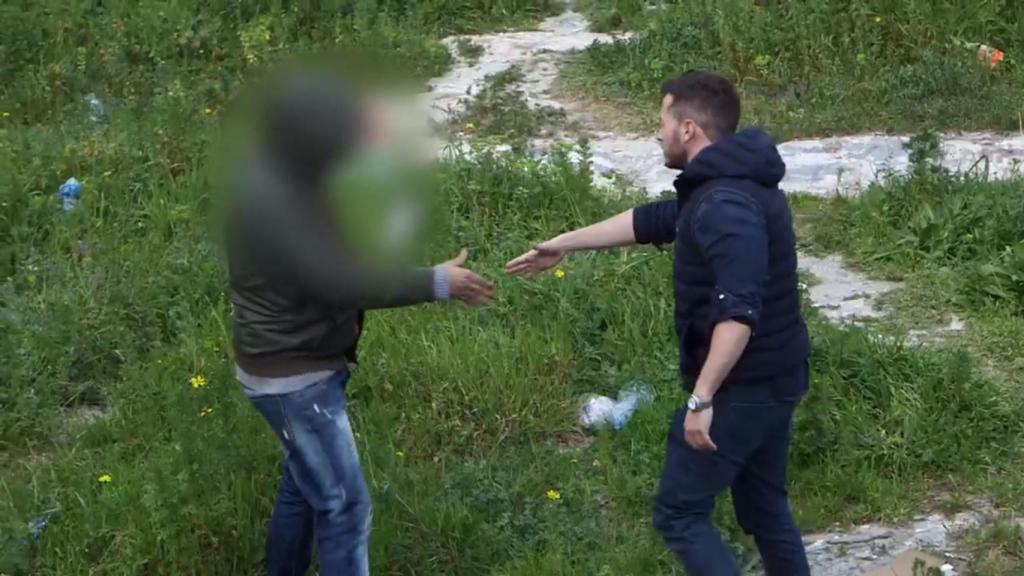 Saludo entre el Pablo Escobar marroquí y Boro Barber, el periodista de Cuatro