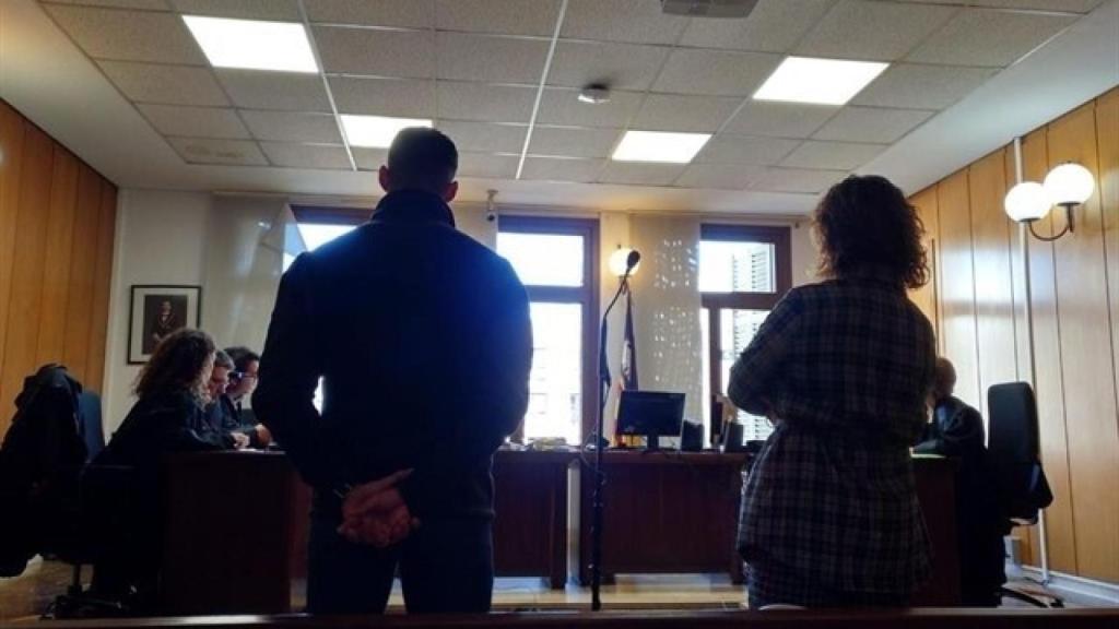 El opositor a bombero durante el juicio.