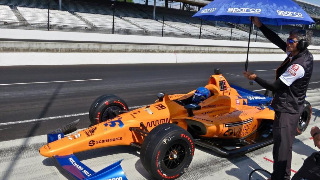 Fernando Alonso durante los entrenamientos de las 500 Millas de Indianápolis Foto: Twitter (@McLarenIndy)