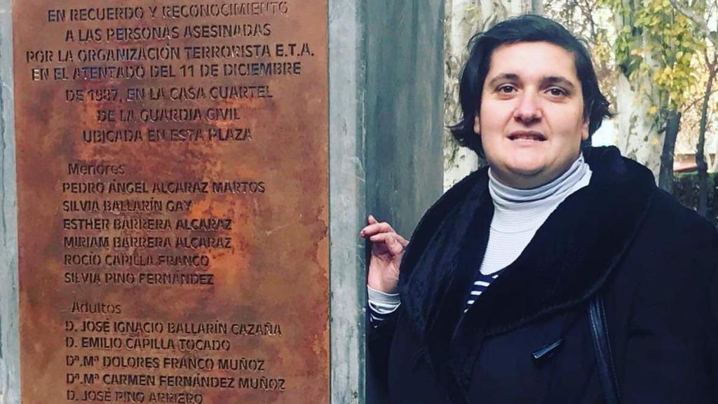 Beatriz Sánchez Seco, junto a la placa en recuerdo de las víctimas del atentado de diciembre de 1987 en Zaragoza.