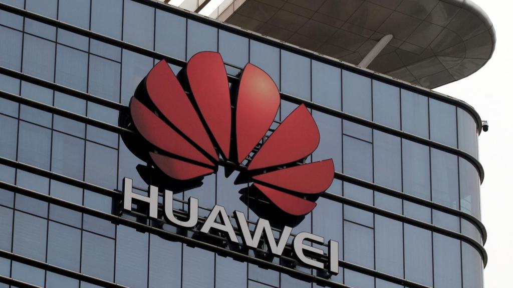 Logotipo de Huawei en una fábrica de la compañía en Dongguan, China.