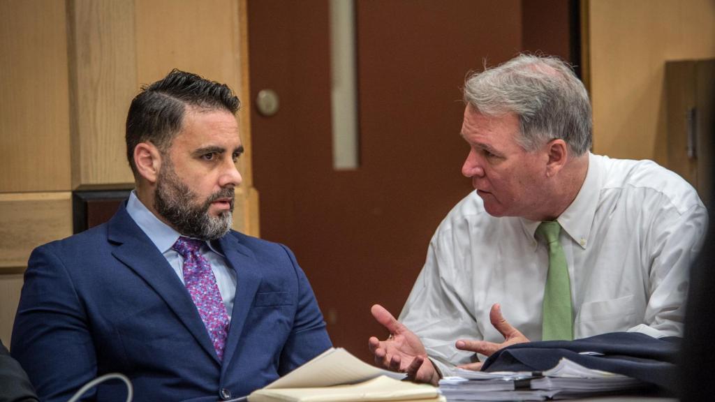 Pablo Ibar junto a su abogado en el juicio.