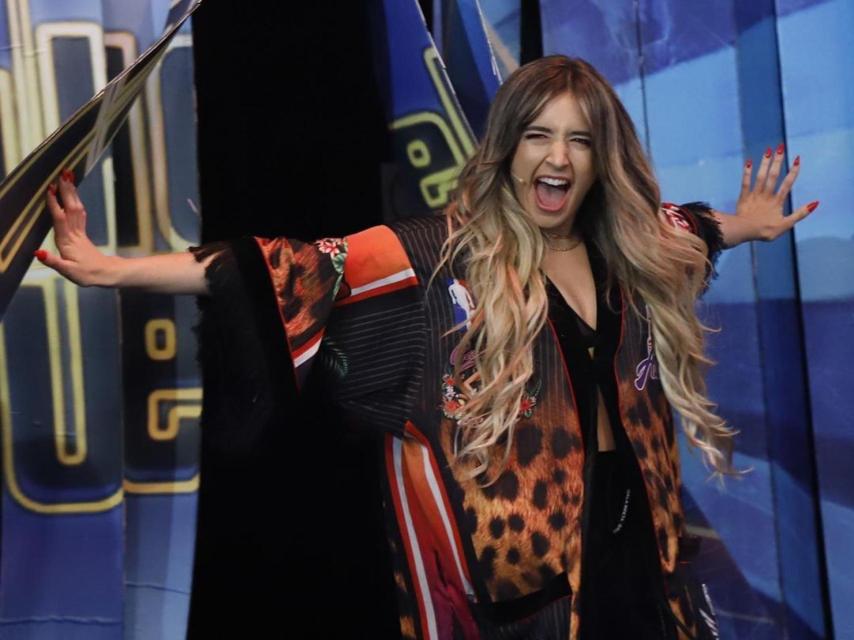 Entrada guerrera de la cantante Mimi, de Lola Indigo, al plató de 'El Hormiguero'.