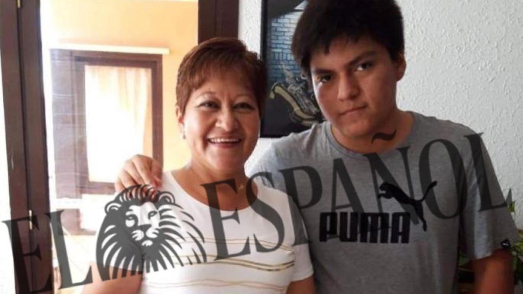 Pedro junto a su madre Gloria en su cumpleaños.