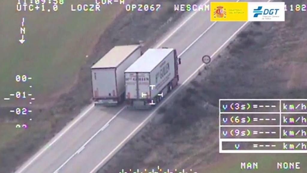 Un camión adelanta a otro 'pillado' por el Pegasus.
