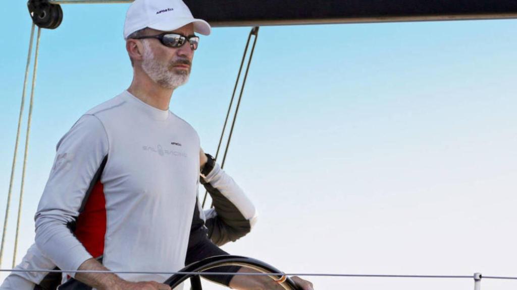 Felipe navega en sus vacaciones solo en Mallorca.