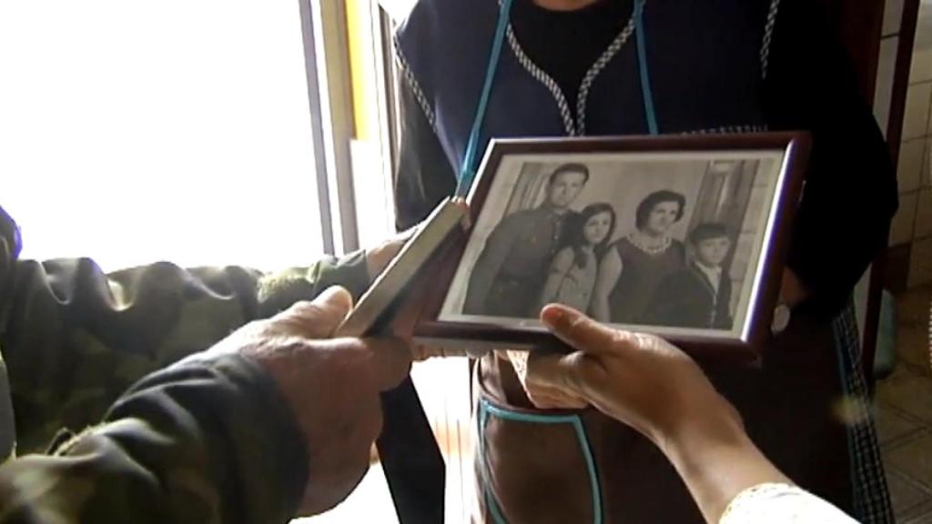 Juan Valerio, el padre de Magdalena, sujeta una fotografía con su hija.