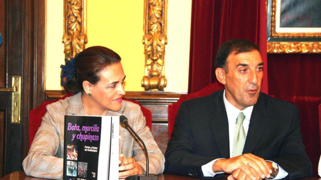 Magdalena Valerio, durante su etapa en Castilla-La Mancha, presentando el libro 'Bota, morcilla y chupinazo'.